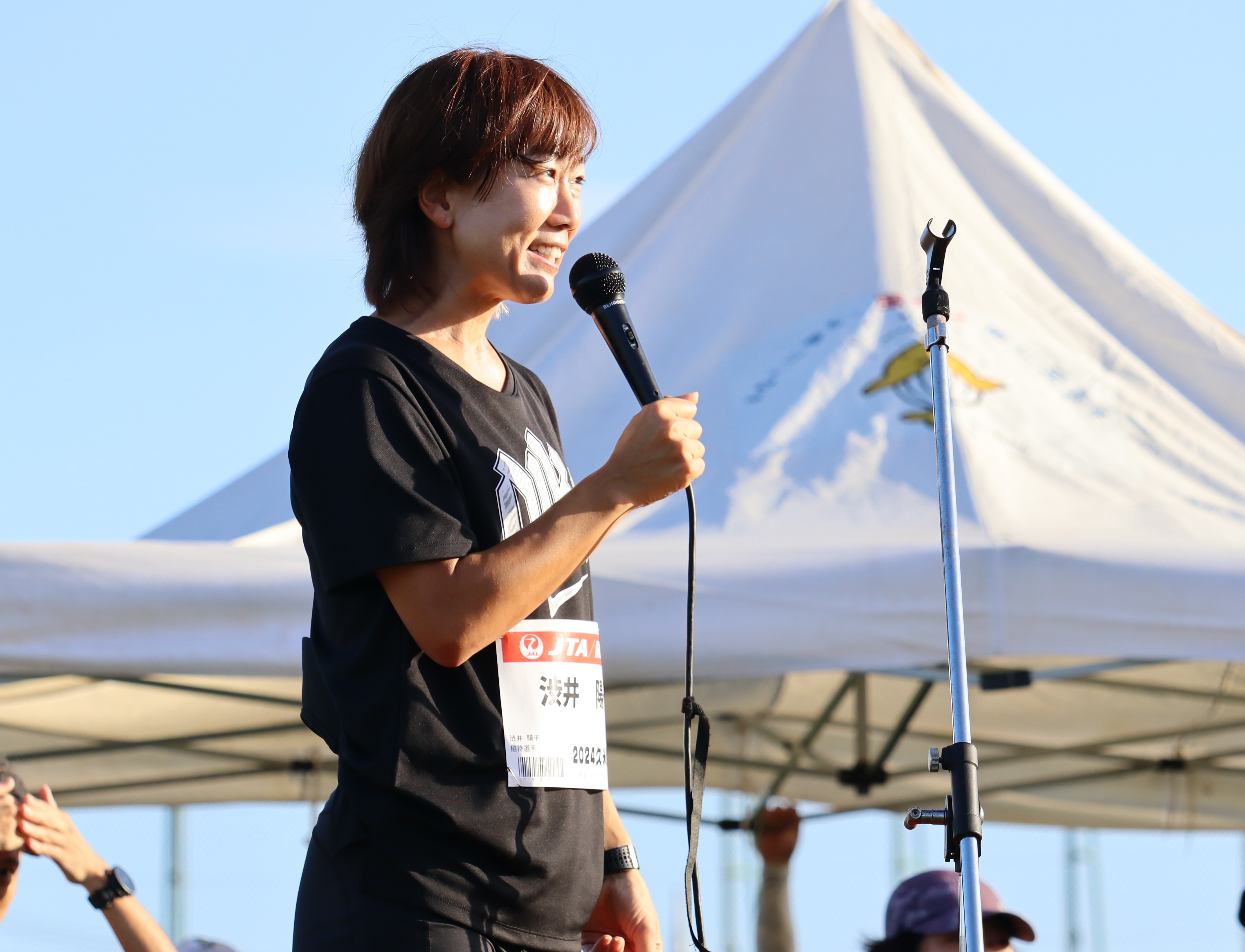 開会式で挨拶する様子