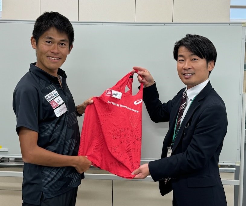 サインウエアをプレゼント（松之木小学校）