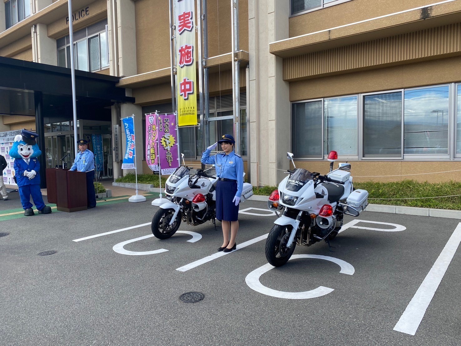 出発式で敬礼をする舟久保選手