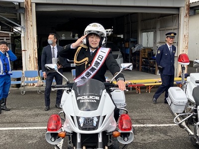 白バイに乗車
