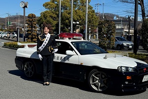 パトカーの前で