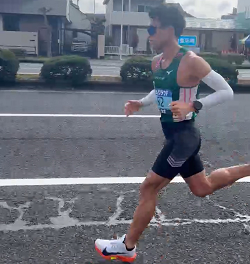 30キロ地点を通過する熊谷選手