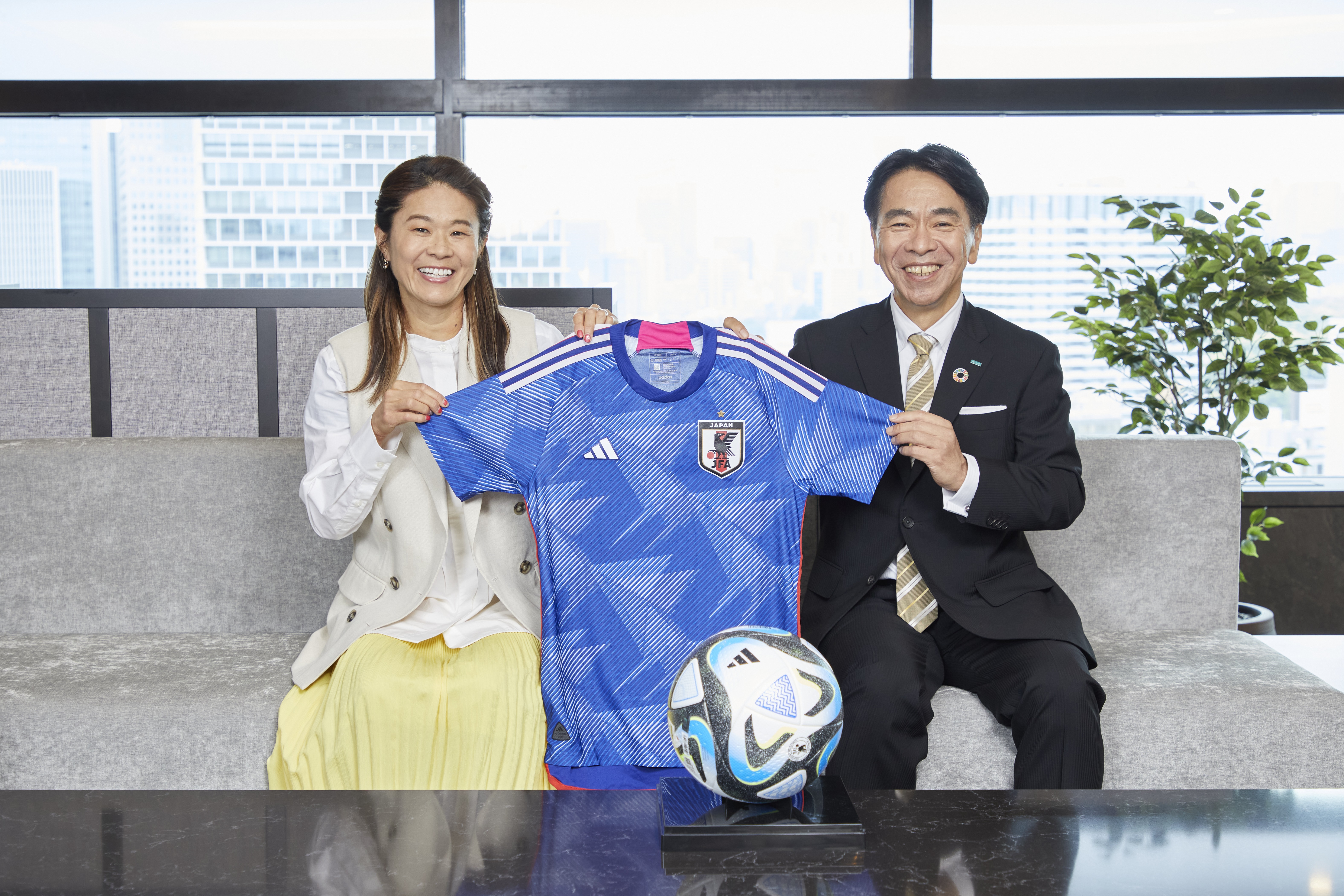FIFA女子ワールドカップオーストラリア＆ニュージーランド2023™公式試合球オーシャンズ<br/>adidas, the Performance Logo and OCEAUNZ are registered trademarks/trademarks of adidas, used with permission. 