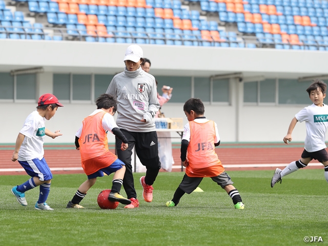 「MS＆ADサッカー教室 in 長崎」
なでしこジャパン高倉監督が県内の小学生たちとサッカーを楽しむ